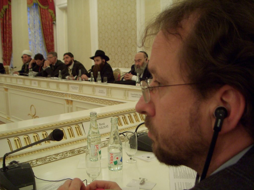     Abu Bakr Rieger nahm an zahlreichen Konferenzen teil, unter anderem als Vertreter europäischer Muslime an einer interreligiösen Dialogveranstaltung in Moskau, die sich mit den Phänomenen Antisemitismus und Islamfeindlichkeit beschäftigte.